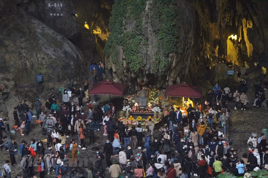 与前几年新冠肺炎疫情尚未爆发时相比，前来香山参观，烧香祈福的游客量大大减少，但集中在香迹洞烧香祈福的游客量仍很多。香山（香寺）名胜遗迹区管理委员会主任阮伯显表示，在重新开放的第一天，香山计划迎接3000-5000名游客。图自Vietnam+