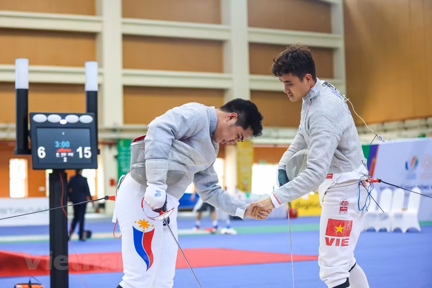 第31届东动会的击剑比赛从5月11日至19日在河内美廷室内田径馆举行。在第31届东运会上，越南击剑队已出色完成所提出的目标，夺得5枚金牌、1枚银牌和6枚铜牌。越南击剑运动员武成安以15-6的比分大胜菲律宾运动员Concepcion Christian Jhester。图自Vietnam+