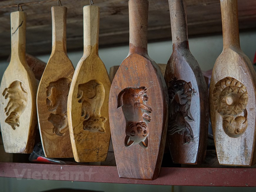 虽然年迈已高，眼睛越来越差，但陈先生依然热爱雕刻，每天都在努力工作。一天有24小时，有时他花了20个小时来雕刻磨具，有时他工作到凌晨2点，然后小睡到凌晨5点，然后醒来继续工作。陈先生制作的月饼模具都受到客户的好评。陈先生制作的十二生肖月饼模具。图自Vietnam+