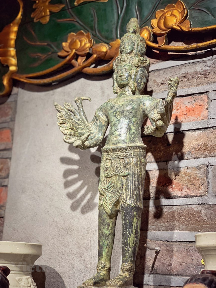 钵场古村有名副其实的百年老房子。150号高脚屋是一间古屋，里面还保存着许多16世纪的古物。这里的古物大多数是家主收藏和保存的钵场陶瓷工艺村的陶瓷。高脚屋的每角落都装饰着大量的古老陶瓷。因此，此地成为喜欢了解越南远古的游客的首选目的地。新冠肺炎疫情爆发之前，这座高脚屋每天接待大量外国游客。图自Vietnam+