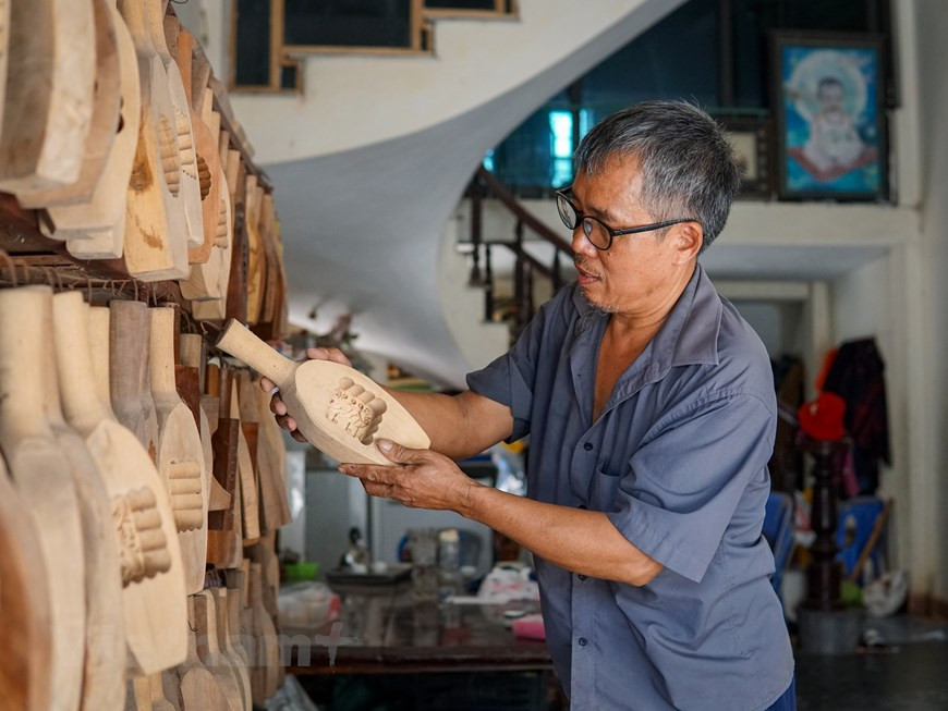 今年已近60岁，但40年来，陈先生依然坚定地手工雕刻、保存和维护月饼制作工艺。每逢中秋节，陈先生都会制作大约200-300个月饼模具。月饼模具的价格从30万到70万越南盾不等，有特殊的磨具高达几千万越南盾。陈先生制作的月饼模具都受到客户的好评。图自Vietnam+