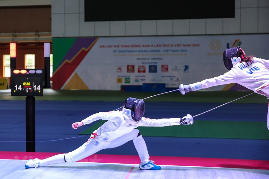 击剑比赛从5月11日至19日在河内美廷室内田径馆举行。在第31届东运会上，越南击剑队已出色完成所提出的目标，夺得5枚金牌、1枚银牌和6枚铜牌。尽管已尽其所能，但越南击剑运动员仍以15-14的比分输给新加坡运动员Koh Elle Meihui。图自Vietnam+