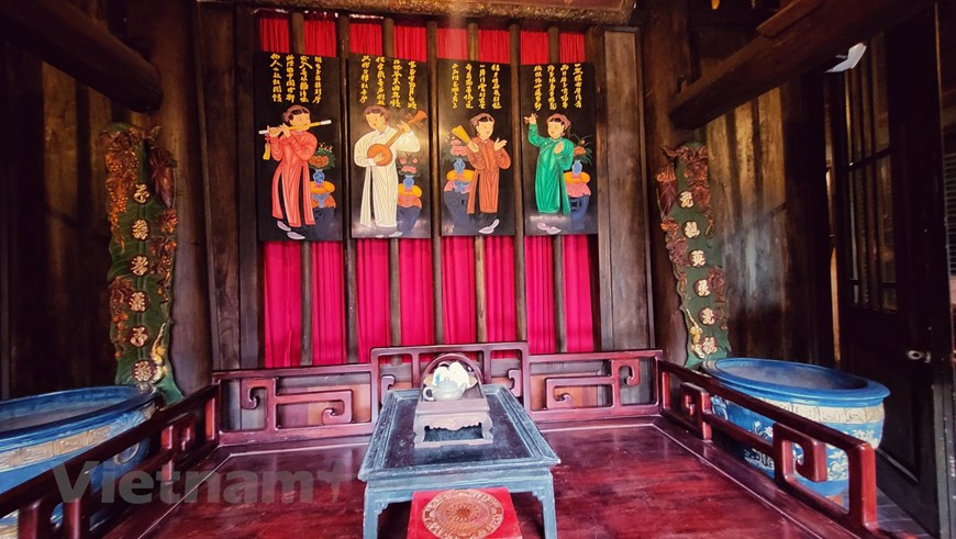 除了热闹的陶瓷市场外，钵场古村还有罕见的老房子。这里有名副其实的百年老房子，也有仿照北部平原古老建筑重建的老房子。150号高脚屋是一间古屋，里面还保存着许多16世纪的古物。这里的古物大多数是家主收藏和保存的钵场陶瓷工艺村的陶瓷。每件古物都与钵场陶瓷工艺村的文化历史发展阶段息息相关。此地成为喜欢了解越南远古的游客的首选目的地。图自Vietnam+