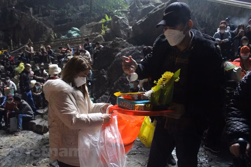 香山（香寺）名胜遗迹区管理委员会也安排了人员随时随地提醒游客遵守防疫规定，但游客本身也需要注意保护自己，尤其是前来这里参观烧香祈福的游客越来越多。因此，在香迹洞烧香祈福的大部分游客都遵守佩戴口罩的规定，确保自己和其他的安全。图自Vietnam+