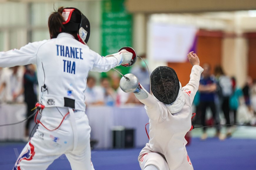 第31届东动会的击剑比赛从5月11日至19日在河内美廷室内田径馆举行。在第31届东运会上，越南击剑队已出色完成所提出的目标，夺得5枚金牌、1枚银牌和6枚铜牌。越南年轻击剑女运动员阮芳金与泰国击剑运动员Thanee Korawan角逐的精彩时刻。图自Vietnam+