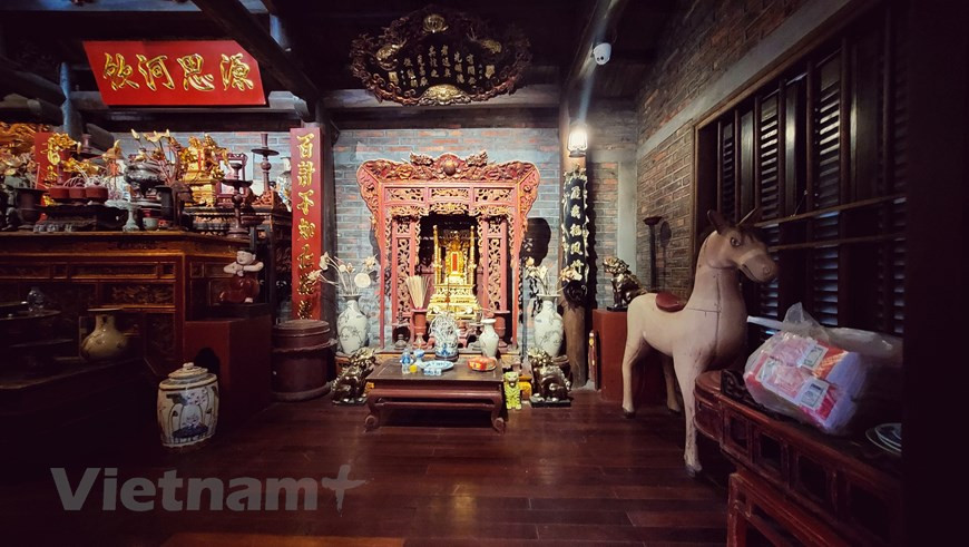 该高脚屋是一间古屋，里面还保存着许多16世纪的古物。这里的古物大多数是家主收藏和保存的钵场陶瓷工艺村的陶瓷。每件古物都与钵场陶瓷工艺村的文化历史发展阶段息息相关。此地成为喜欢了解越南远古的游客的首选目的地。新冠肺炎疫情爆发之前，这座高脚屋每天接待大量外国游客。图自Vietnam+