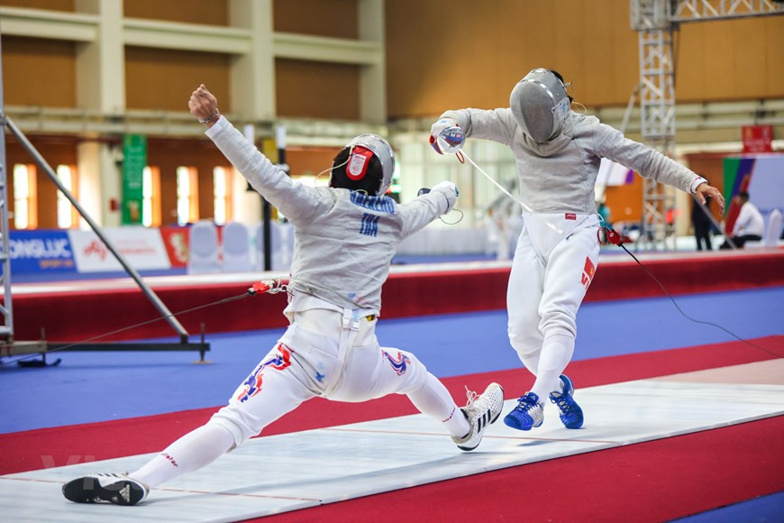 本届运动会共设置40个大项526个小项，吸引东南亚11个国家的约1万名运动员、教练员、裁判等参加。击剑比赛从5月11日至19日在河内美廷室内田径馆举行。在第31届东运会上，越南击剑队已出色完成所提出的目标，夺得5枚金牌、1枚银牌和6枚铜牌。越南击剑男运动员武成安与泰国运动员角逐。图自Vietnam+