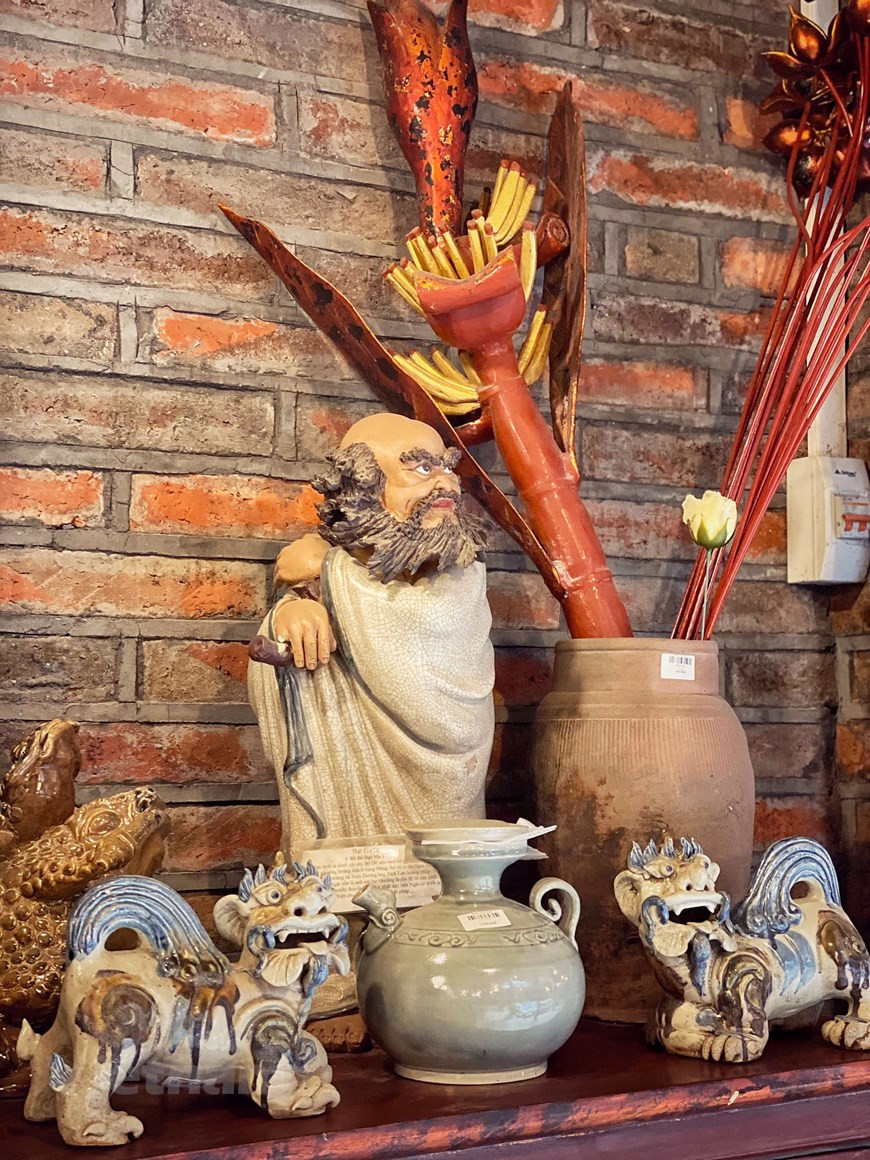 高脚屋里面还保存着许多16世纪的古物。这里的古物大多数是家主收藏和保存的钵场陶瓷工艺村的陶瓷。每件古物都与钵场陶瓷工艺村的文化历史发展阶段息息相关。高脚屋的每角落都装饰着大量的古老陶瓷。因此，此地成为喜欢了解越南远古的游客的首选目的地。图自Vietnam+