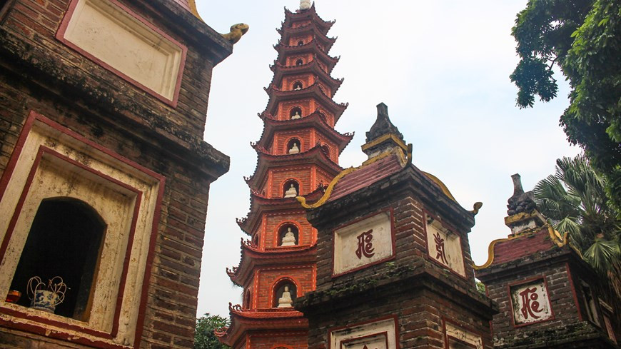 该寺庙里最著名的景观就是塔园，这里拥有许多从18世纪兴建的古塔。图自Vietnam+