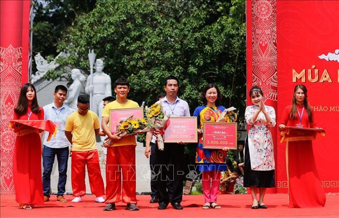 组委会向最佳龙舞表演队颁奖。图自越通社