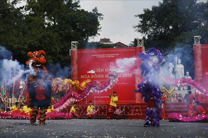 各郡县龙舞表演队的节目。图自越通社
