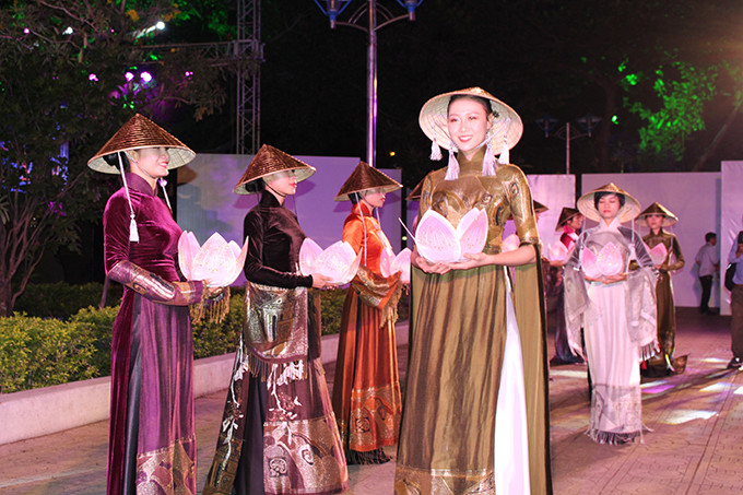 “海洋的颜色”奥黛节亮相庆和省。图自庆和省政府门户网站