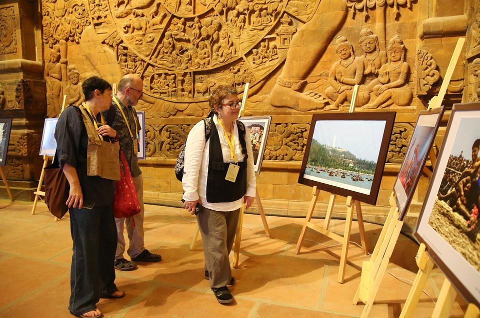 图片展吸引诸多佛教界人士及参观者驻足观看。图自越通社