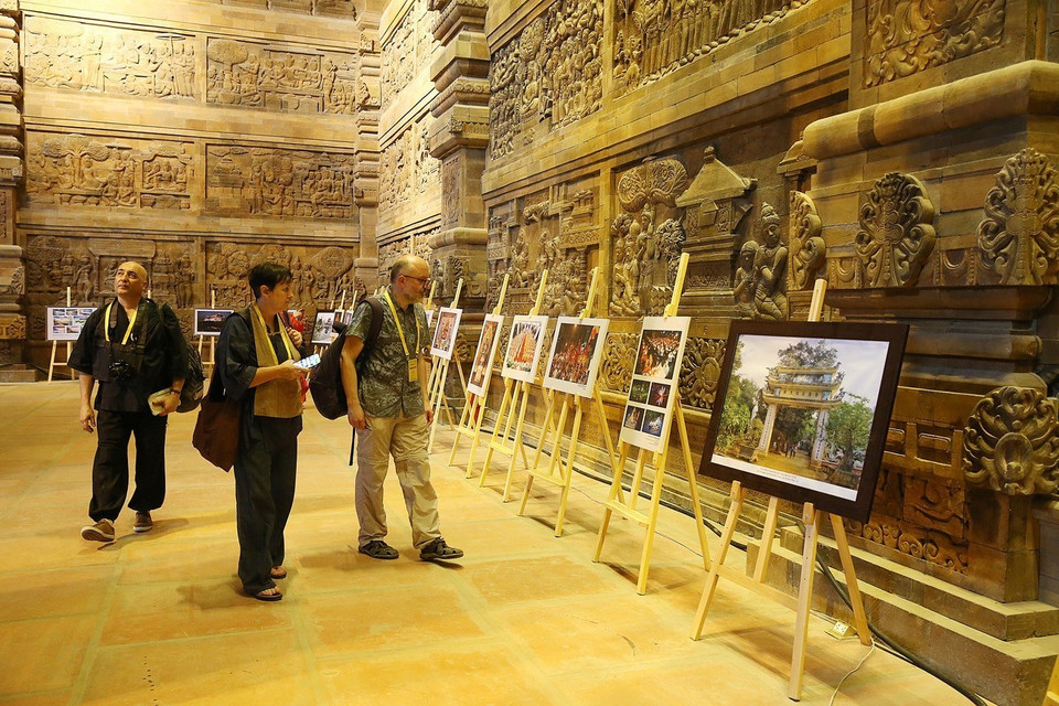 图片展吸引佛教界人士及参观者驻足观看。图自越通社