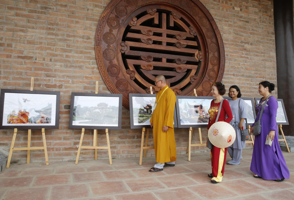 图片展吸引佛教界人士及参观者驻足观看。图自越通社