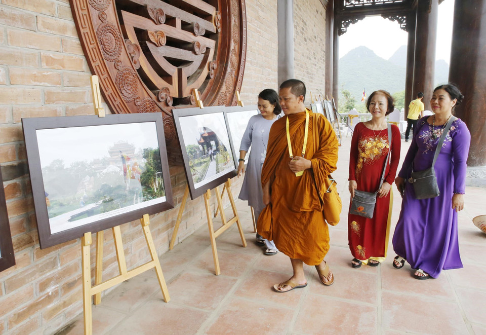 图片展吸引佛教界人士及参观者驻足观看。图自越通社
