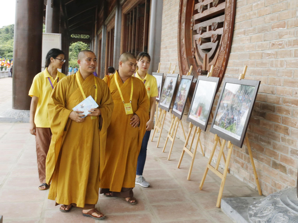 图片展吸引诸多佛教界人士及参观者驻足观看。图自越通社