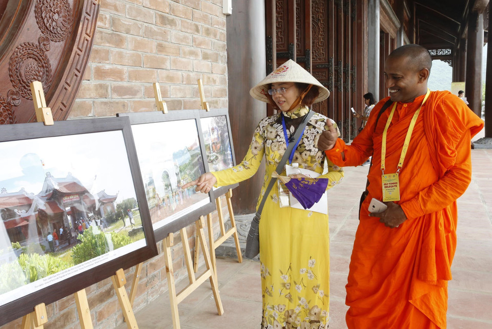  图片展向国内外佛教界人士及游客推介越南佛教文化及风土人情。图自越通社