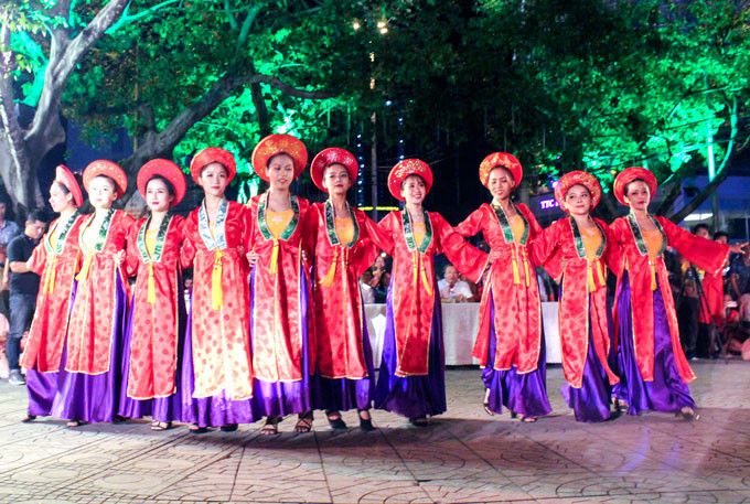 “海洋的颜色”奥黛节亮相庆和省。图自庆和省政府门户网站