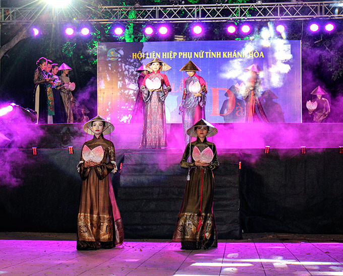 “海洋的颜色”奥黛节亮相庆和省。图自庆和省政府门户网站