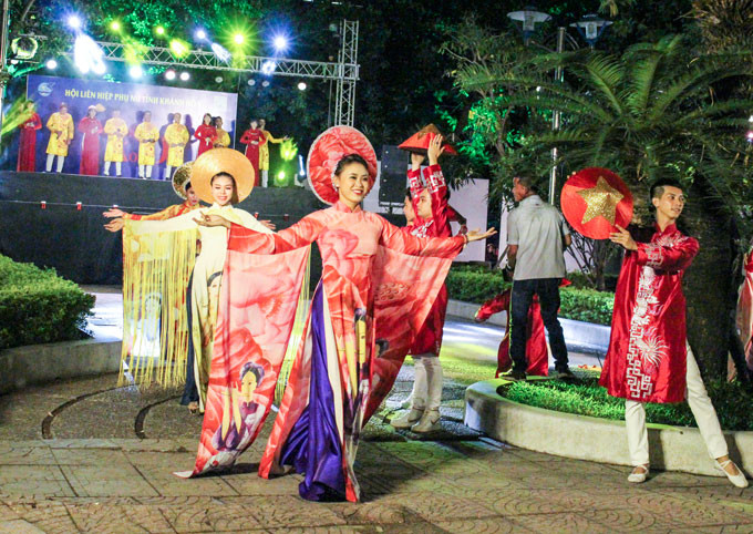 “海洋的颜色”奥黛节亮相庆和省。图自庆和省政府门户网站