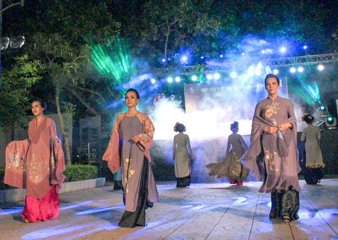 “海洋的颜色”奥黛节亮相庆和省。图自庆和省政府门户网站