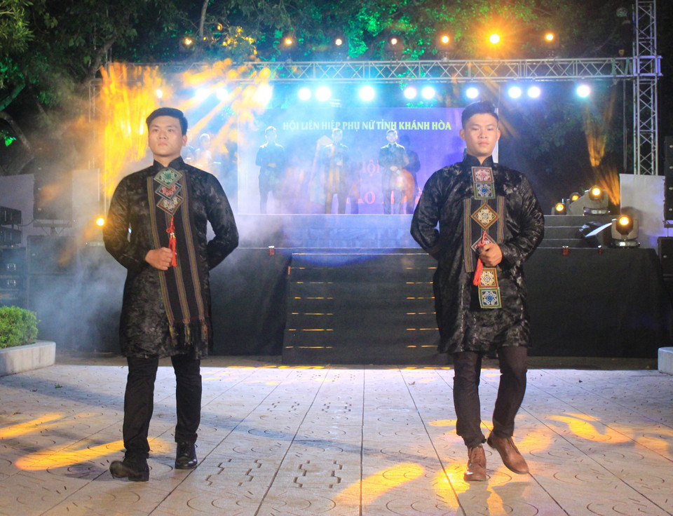 “海洋的颜色”奥黛节亮相庆和省。越通社记者潘六 摄