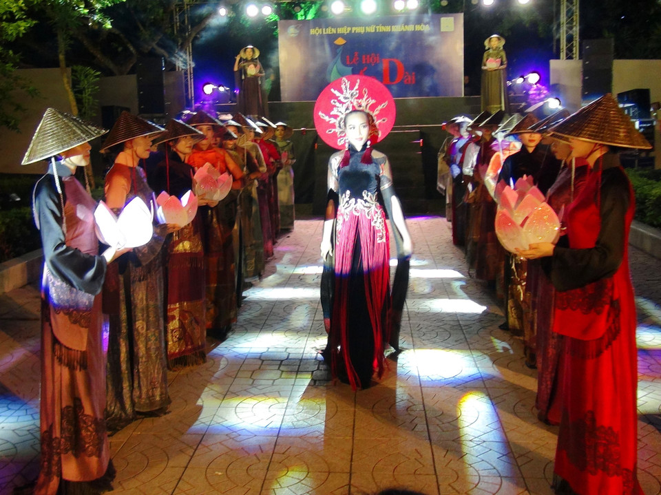 “海洋的颜色”奥黛节亮相庆和省。越通社记者潘六 摄