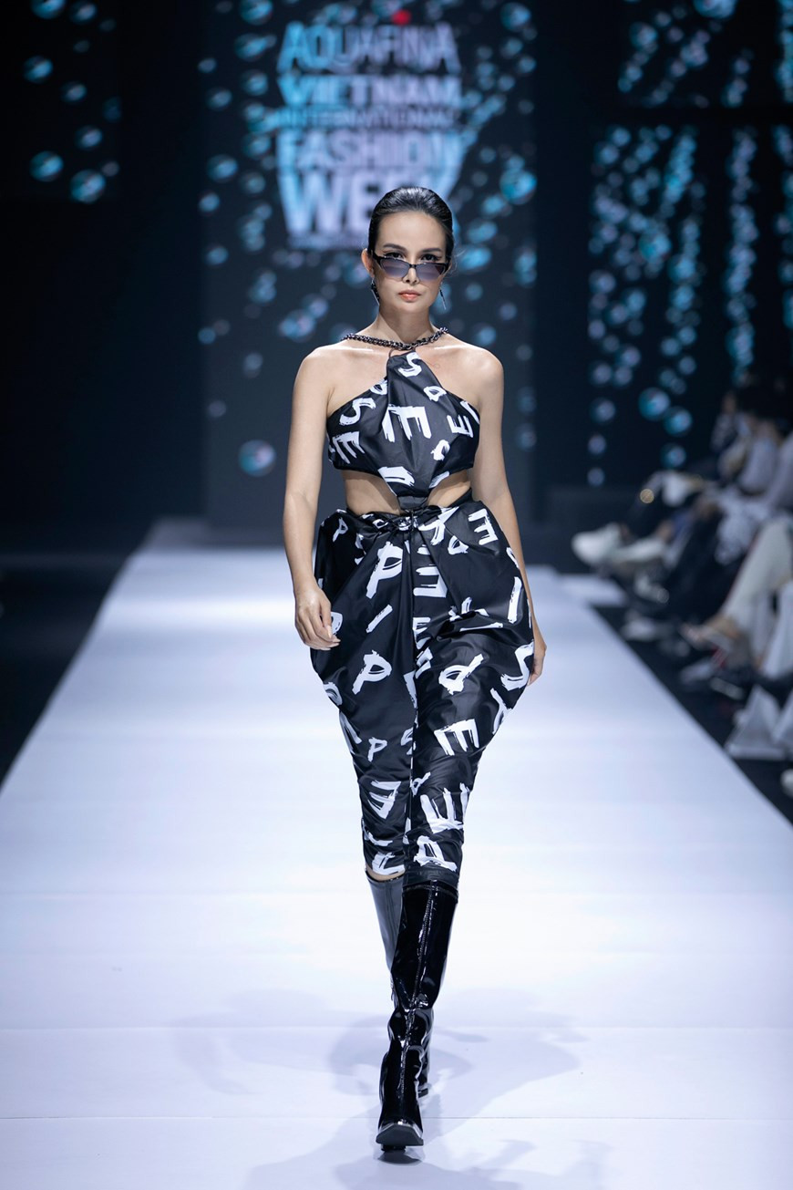 阮进转设计师已采用混合纤维棉垫、typo花纹印刷等方法来处理布料，既充满年轻活力又颇具个人风格。图自 Vietnam+