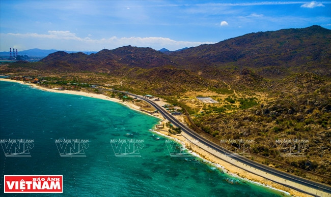 卡那海滩之畔，铁路和公路双双并行。图片来源：越通社/越南画报