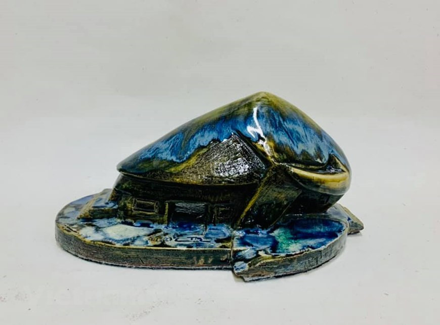 优秀艺人陈南雀的独特水牛园陶瓷系列作品一方面富有传统文化价值，一方面再现佛教冥想境界里的水牛形象。作品专辑里拥有数十个与越南传统文化和农业生产活动相关的动物的作品。凭借自己的创造力，优秀艺人陈南雀希望再现童话里和佛教中的水牛形象。优秀艺人陈南雀18个独特的水牛园陶瓷系列作品。图片来源：Vietnam+