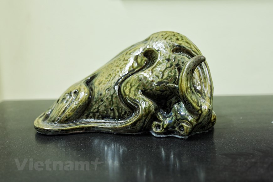 优秀艺人陈南雀的独特水牛园陶瓷系列作品一方面富有传统文化价值，一方面再现佛教冥想境界里的水牛形象。作品专辑里拥有数十个与越南传统文化和农业生产活动相关的动物的作品。凭借自己的创造力，优秀艺人陈南雀希望再现童话里和佛教中的水牛形象。图片来源：Vietnam+