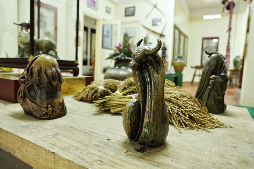 优秀艺人陈南雀的独特水牛园陶瓷系列作品一方面富有传统文化价值，一方面再现佛教冥想境界里的水牛形象。作品专辑里拥有数十个与越南传统文化和农业生产活动相关的动物的作品。凭借自己的创造力，优秀艺人陈南雀希望再现童话里和佛教中的水牛形象。优秀艺人陈南雀作品中的水牛园。图片来源：Vietnam+