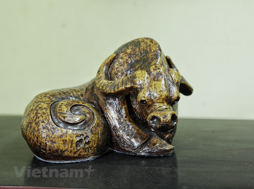 优秀艺人陈南雀的独特水牛园陶瓷系列作品一方面富有传统文化价值，一方面再现佛教冥想境界里的水牛形象。作品专辑里拥有数十个与越南传统文化和农业生产活动相关的动物的作品。凭借自己的创造力，优秀艺人陈南雀希望再现童话里和佛教中的水牛形象。优秀艺人陈南雀生动地再现水牛形象。图片来源：Vietnam+