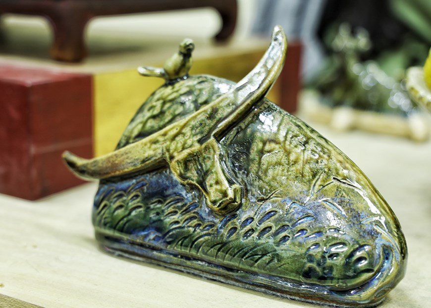 优秀艺人陈南雀的独特水牛园陶瓷系列作品一方面富有传统文化价值，一方面再现佛教冥想境界里的水牛形象。作品专辑里拥有数十个与越南传统文化和农业生产活动相关的动物的作品。凭借自己的创造力，优秀艺人陈南雀希望再现童话里和佛教中的水牛形象。图片来源：Vietnam+