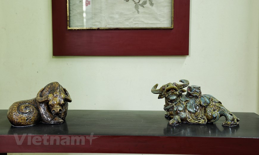 优秀艺人陈南雀的独特水牛园陶瓷系列作品一方面富有传统文化价值，一方面再现佛教冥想境界里的水牛形象。作品专辑里拥有数十个与越南传统文化和农业生产活动相关的动物的作品。凭借自己的创造力，优秀艺人陈南雀希望再现童话里和佛教中的水牛形象。水牛早就成为与越南农民息息相连的象征。图片来源：Vietnam+