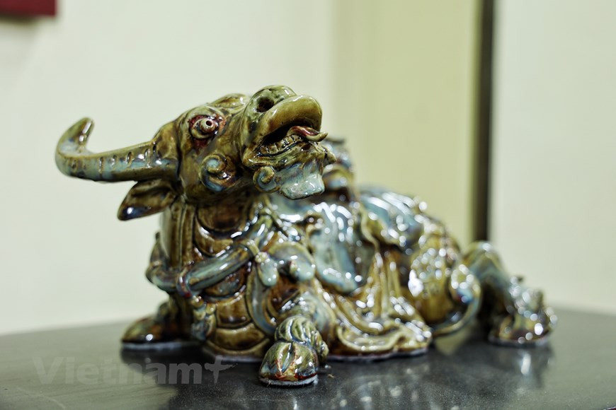 优秀艺人陈南雀的独特水牛园陶瓷系列作品一方面富有传统文化价值，一方面再现佛教冥想境界里的水牛形象。作品专辑里拥有数十个与越南传统文化和农业生产活动相关的动物的作品。凭借自己的创造力，优秀艺人陈南雀希望再现童话里和佛教中的水牛形象。优秀艺人陈南雀18个独特的水牛园陶瓷系列作品。图片来源：Vietnam+