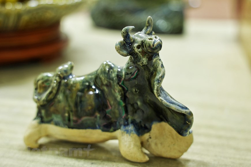 优秀艺人陈南雀的独特水牛园陶瓷系列作品一方面富有传统文化价值，一方面再现佛教冥想境界里的水牛形象。作品专辑里拥有数十个与越南传统文化和农业生产活动相关的动物的作品。凭借自己的创造力，优秀艺人陈南雀希望再现童话里和佛教中的水牛形象。优秀艺人陈南雀18个独特的水牛园陶瓷系列作品。图片来源：Vietnam+