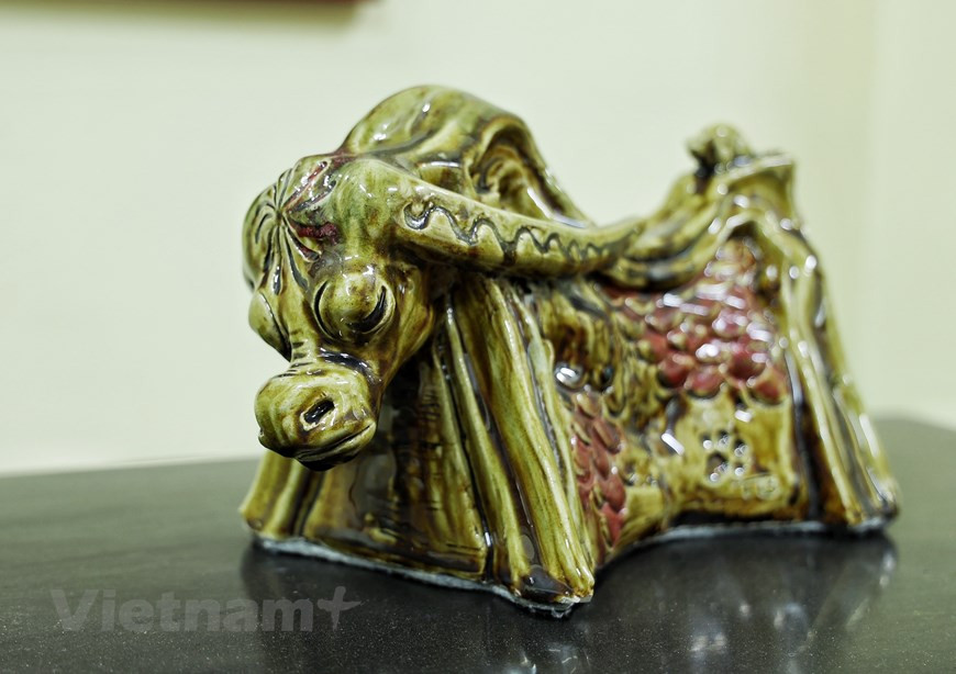 优秀艺人陈南雀的独特水牛园陶瓷系列作品一方面富有传统文化价值，一方面再现佛教冥想境界里的水牛形象。作品专辑里拥有数十个与越南传统文化和农业生产活动相关的动物的作品。凭借自己的创造力，优秀艺人陈南雀希望再现童话里和佛教中的水牛形象。优秀艺人陈南雀18个独特的水牛园陶瓷系列作品。图片来源：Vietnam+