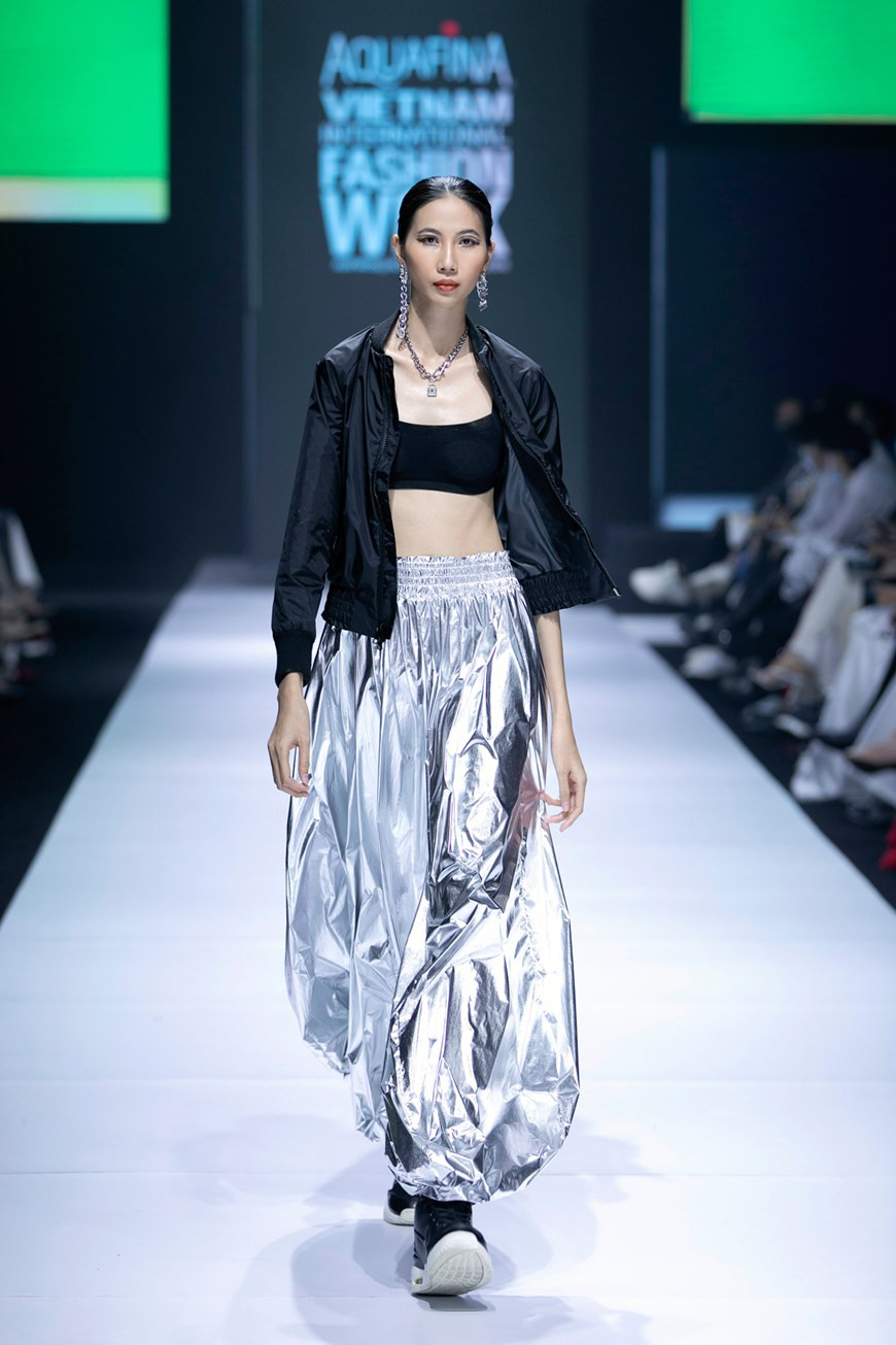 服装集锦共有40个不同的款式， 其中女装20件和男装20件，诠释了充满信心和希望的时尚年轻人的风格。图自 Vietnam+