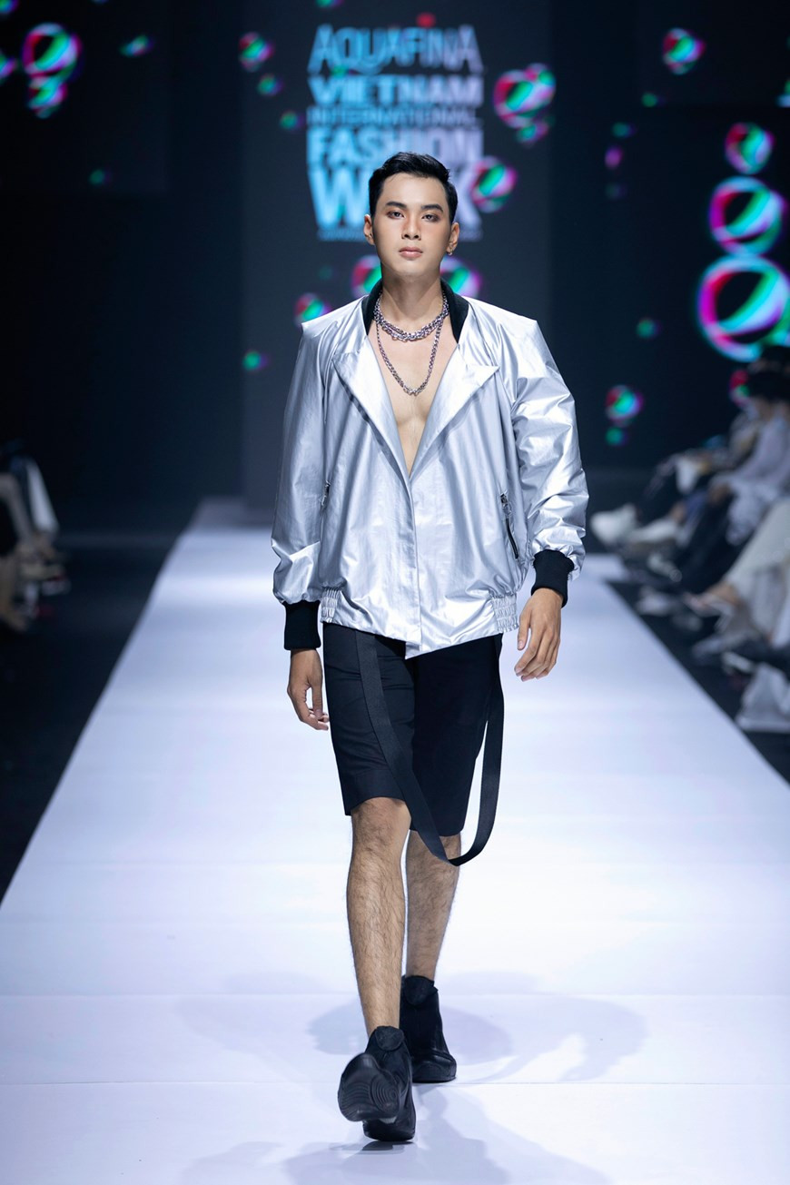 该服装集锦采用黑色、红色和银色等三种主要颜色。图自 Vietnam+