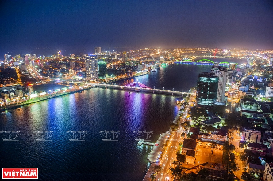 旋转大桥是越南首座旋转式桥梁。这是越南工程师和工人自主设计和施工的首座旋转大桥。到目前为止，这也是越南唯一的一座旋转大桥。图片来源：越通社