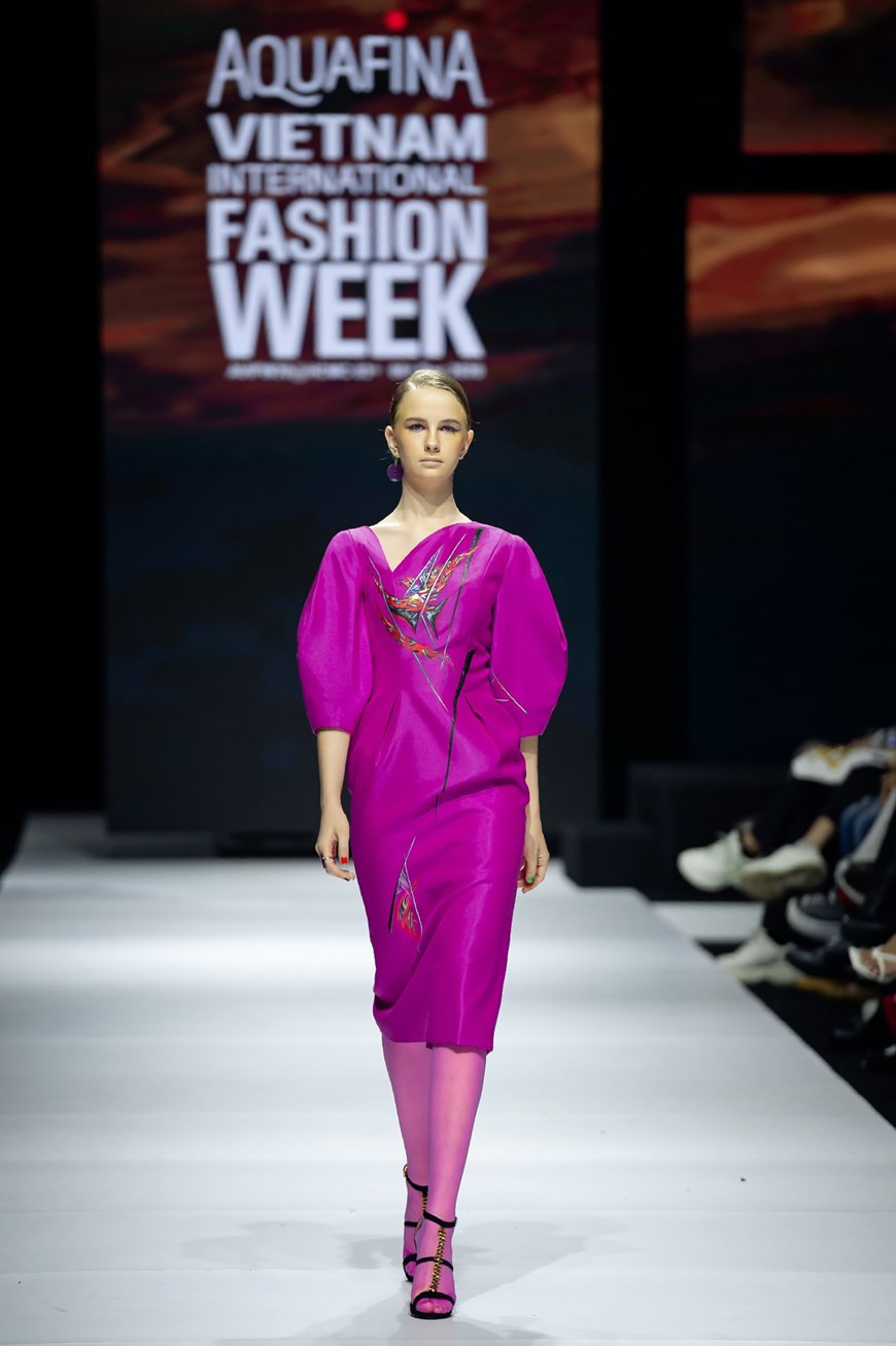 “竞相怒放的花朵”服装集锦。图自 Vietnam+