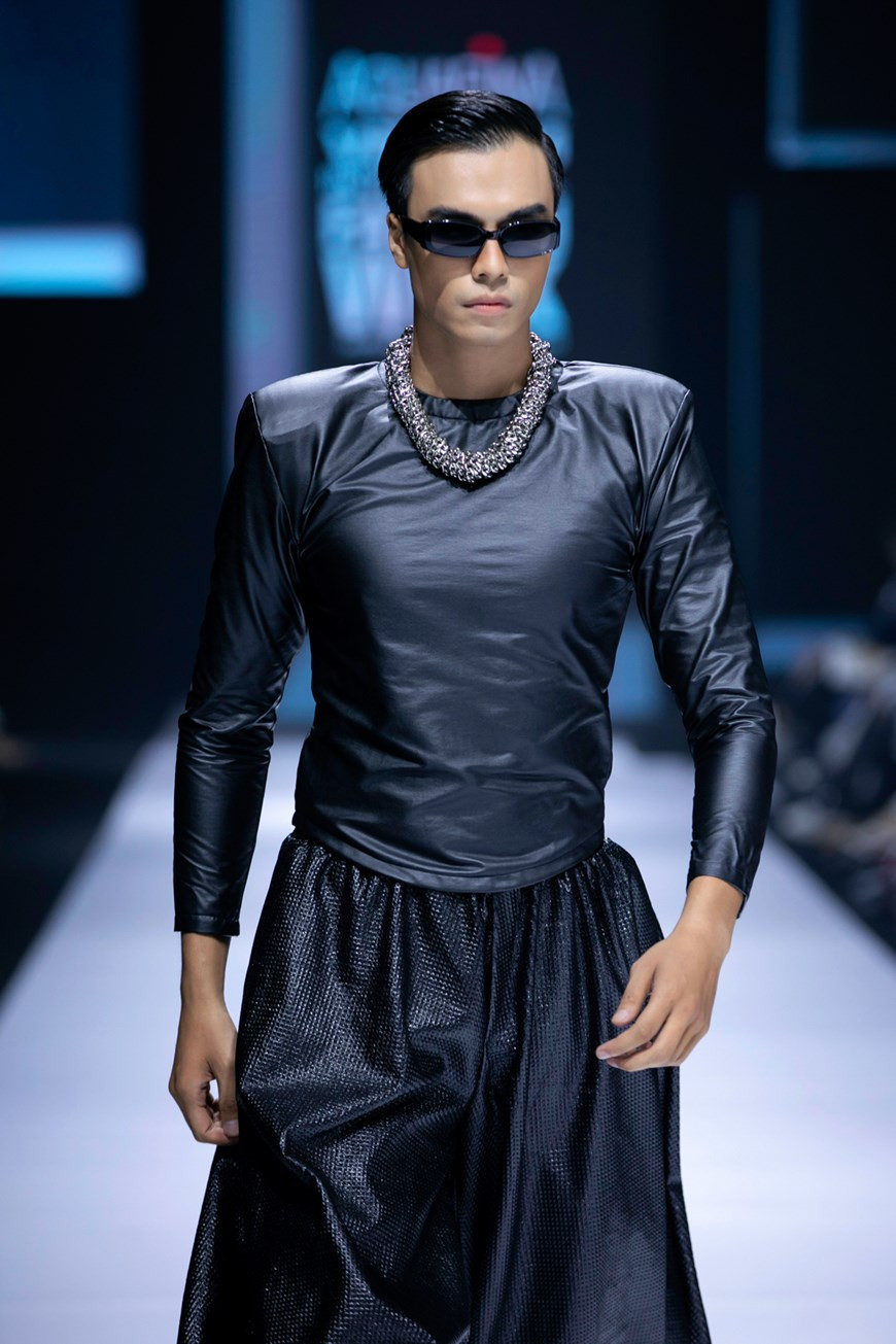 “The new black”服装集锦。图自 Vietnam+