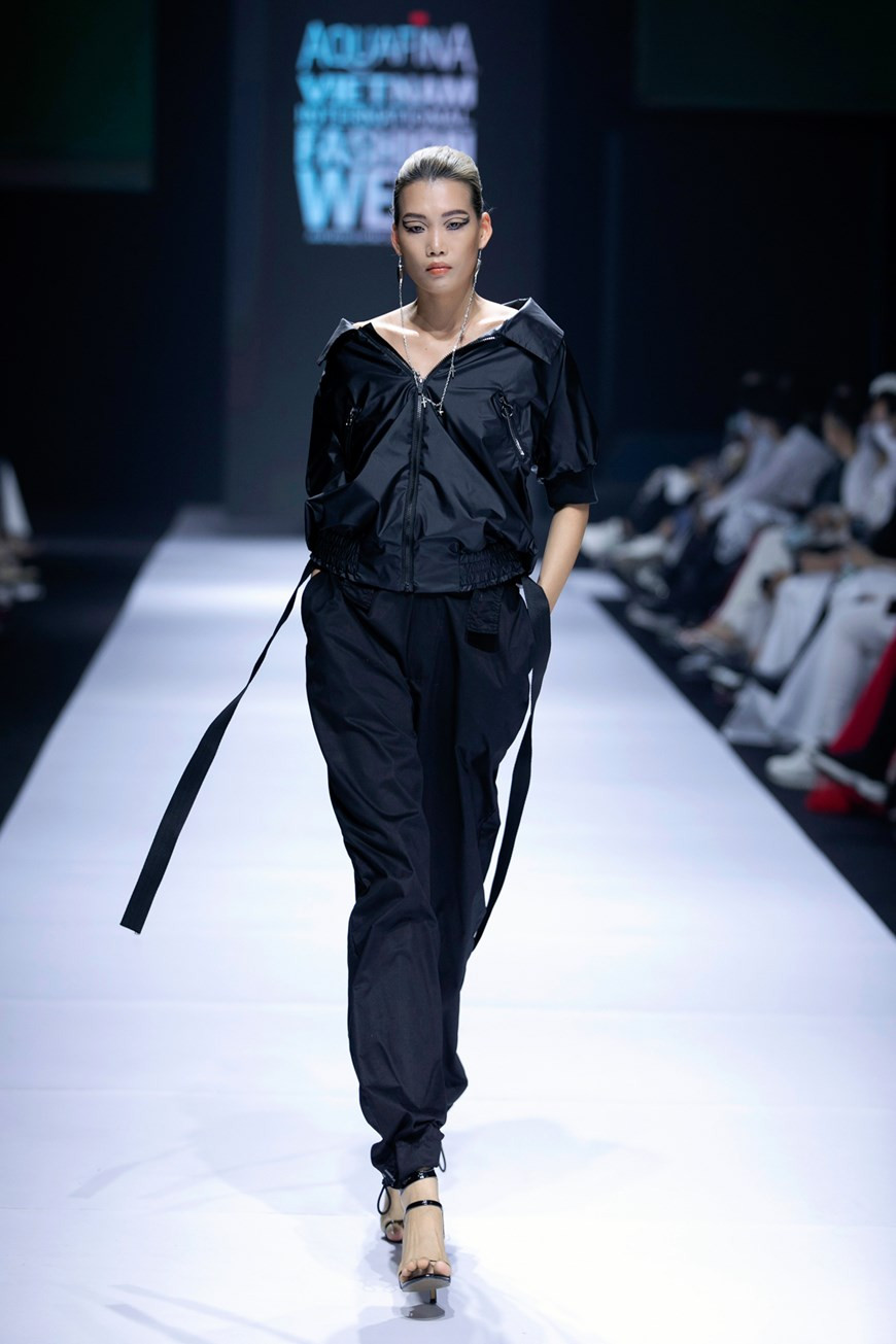 阮进转设计师的服装集锦为服装爱好者献上颜色、灯光和音乐的臻享盛宴。图自 Vietnam+