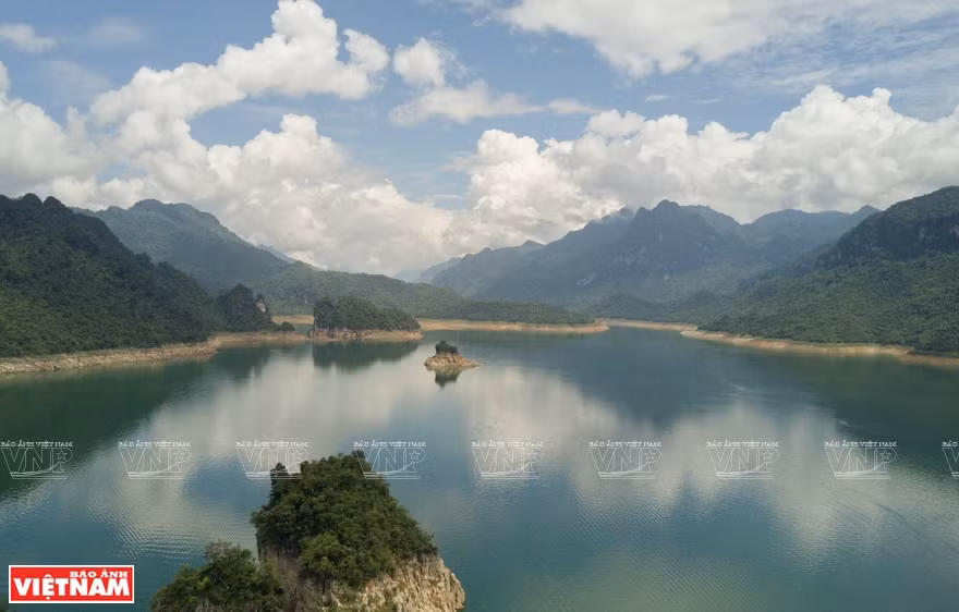 美丽迷人的纳杭湖。图片来源：《越南画报》