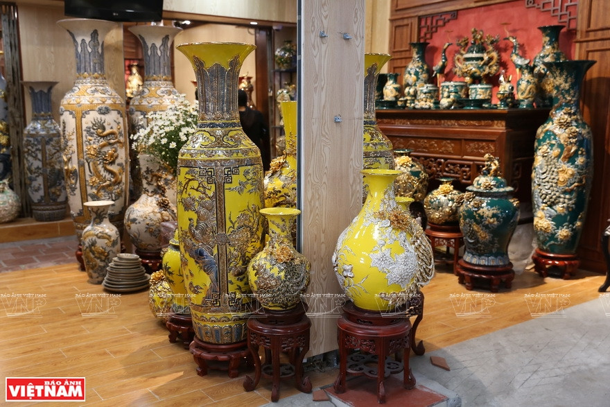 钵场陶瓷产品种类丰富，并受到国内外客户的青睐。图片来源：越通社/越南画报
