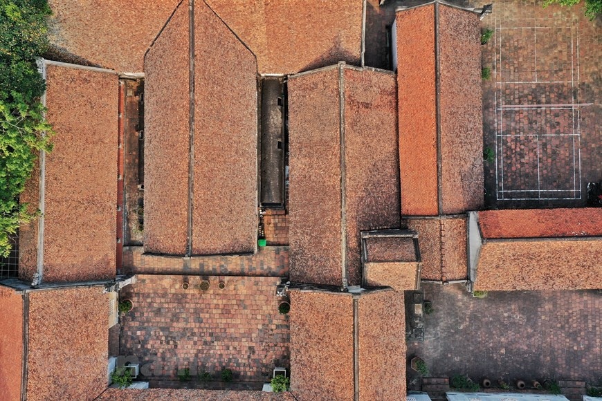 据记载，该寺从李朝建设、到黎裕宗年间得到修缮与重建。补陀寺进门路按照阮朝建筑风格建设。该寺建筑布局和谐，使用红土砖、瓦和小瓦缸来修建的, 其独特之处就是使用附近土河古陶器村生产的小瓦缸建的各面墙。可以说，补陀寺是将越南古代传统建筑风格较为完好地保留下来的建筑工程之一，以“内通外闭”原则营造出十分幽静庄严的氛围。图片来源： Vietnam+