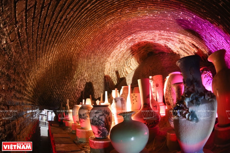 游客们参观钵场陶瓷产品生产流程。图片来源：越通社/越南画报