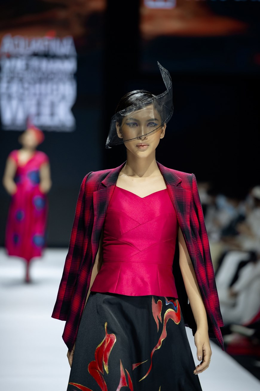 “竞相怒放的花朵”服装集锦。图自 Vietnam+